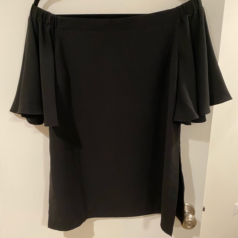 Minimalist off shoulder black shirt.